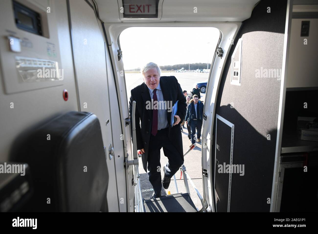 Premierminister Boris Johnson Boards sein Flugzeug, nach einem Besuch in einem Grimsby Fischmarkt, als geht er Norden nach Teesside für den nächsten Stop auf der allgemeinen Wahlkampagne Trail. Stockfoto