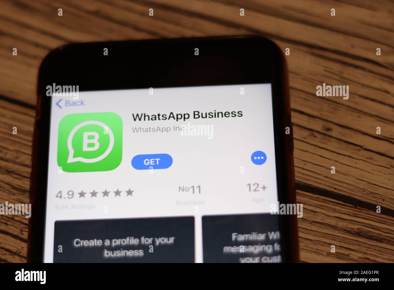 Los Angeles, Kalifornien, USA - 26. November 2019: WhatsApp Business App Store Seite schließen bis auf Desk Top Aussicht, Illustrative Editorial. Stockfoto