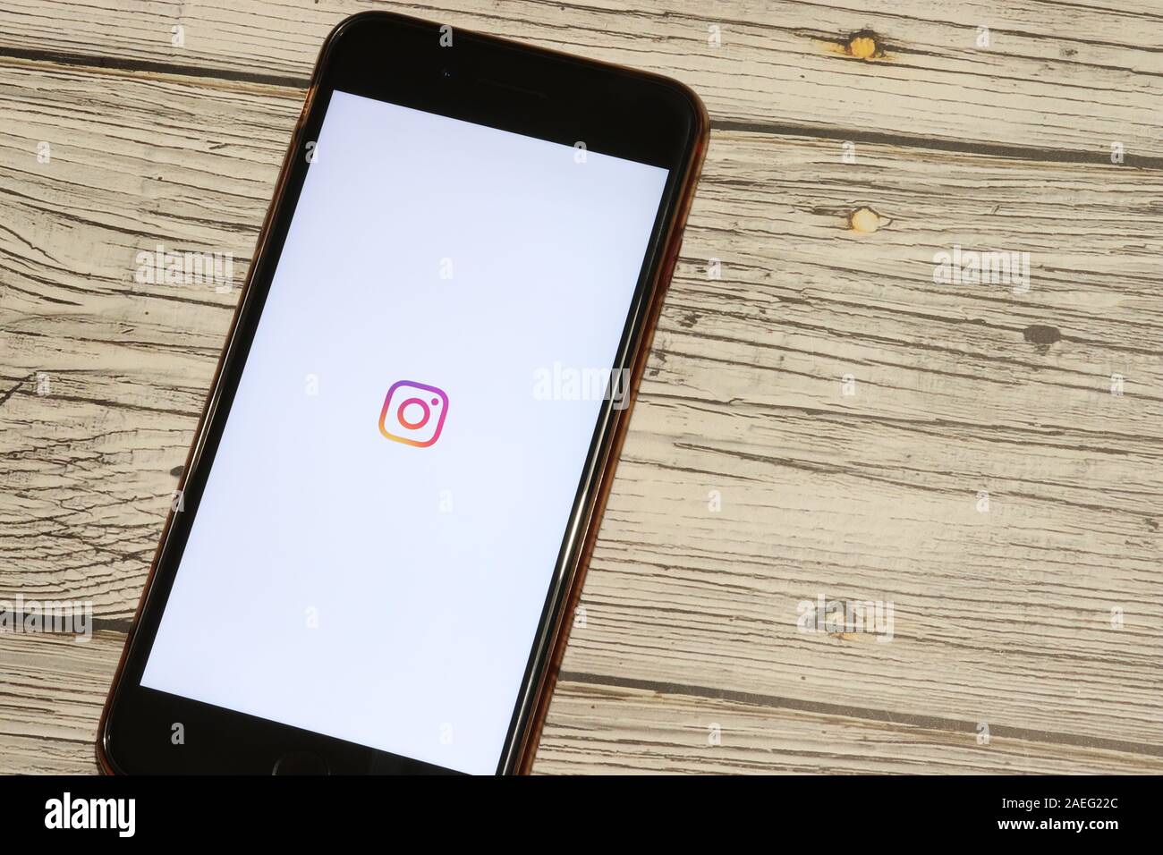 Los Angeles, Kalifornien, USA - 4. Dezember 2019: Instagram Symbol auf dem Telefondisplay Draufsicht auf weißem Hintergrund, Illustrative Editorial. Stockfoto