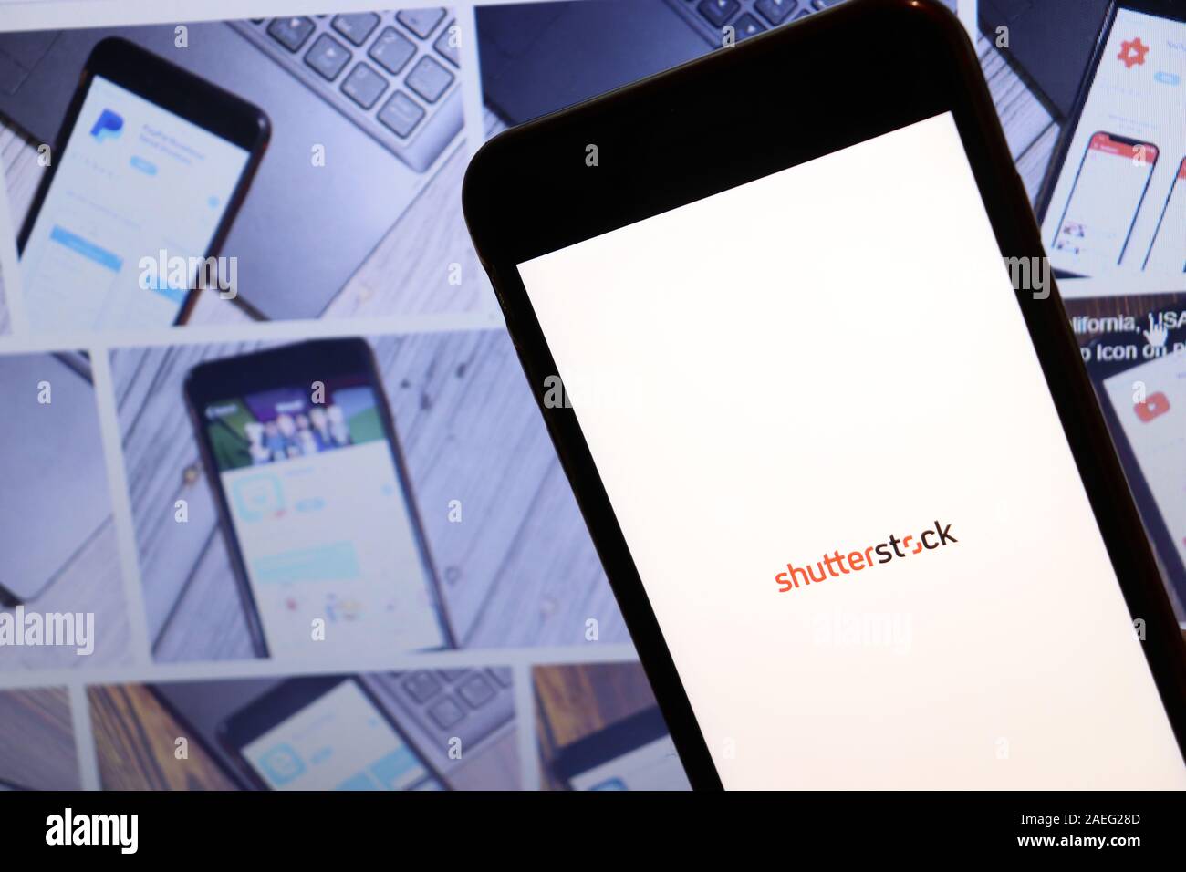 Los Angeles, Kalifornien, USA - 4. Dezember 2019: Shutterstock Logo auf dem Bildschirm "Telefon" mit Website auf Laptop, Illustrative Editorial. Stockfoto