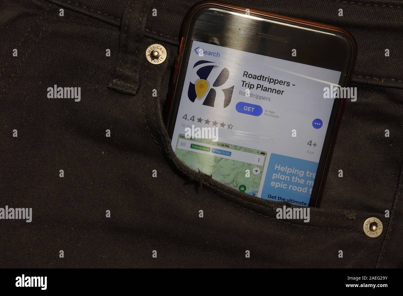 St. Petersburg, Russland - 6. Dezember 2019: Mobiltelefon mit Roadtrippers Reiseplaner Symbol in der Tasche Nah-, Illustrative Editorial. Stockfoto