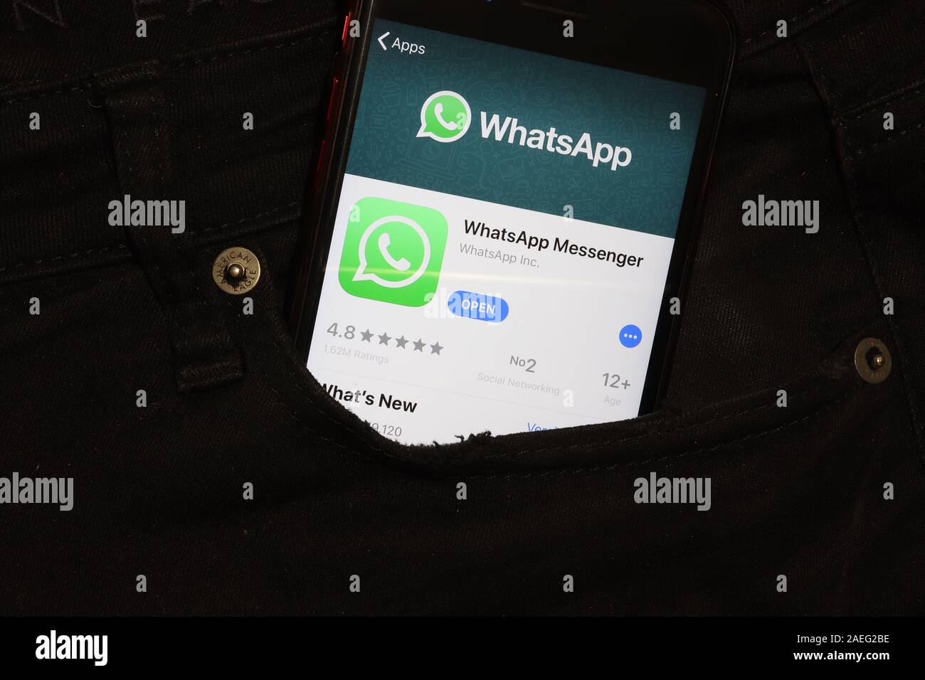 St. Petersburg, Russland - 6. Dezember 2019: Mobiltelefon mit WhatsApp Messenger Symbol in der Tasche Nah-, Illustrative Editorial. Stockfoto