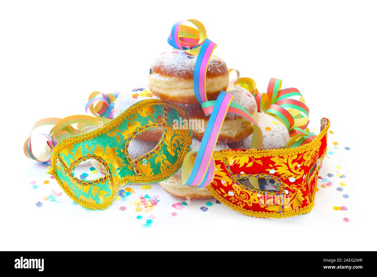 Karneval Masken, Donuts, und Party Luftschlangen isoliert auf weißem Stockfoto