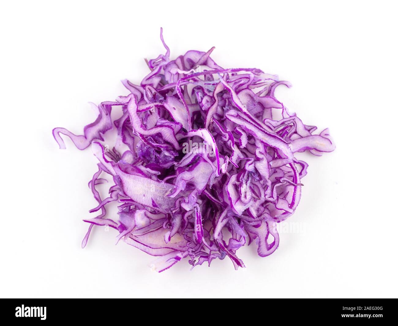 Nahaufnahme Hintergrund ein Bündel von seidigen violetten Kohl isoliert, Kohl in Streifen schneiden, Gemüse, die wie eine Mischung aus Salaten verwendet werden. Stockfoto