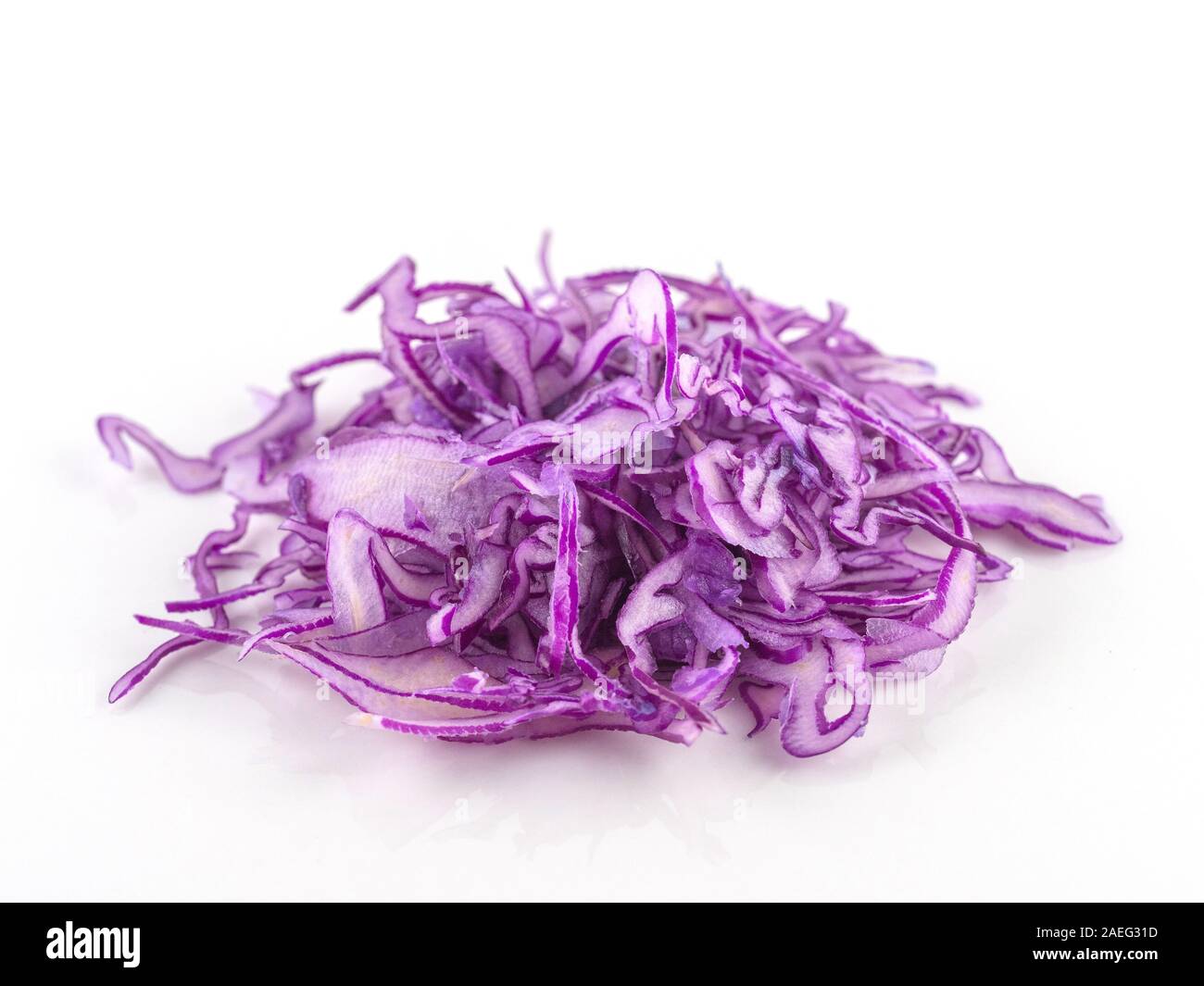 Nahaufnahme Hintergrund ein Bündel von seidigen violetten Kohl isoliert, Kohl in Streifen schneiden, Gemüse, die wie eine Mischung aus Salaten verwendet werden. Stockfoto