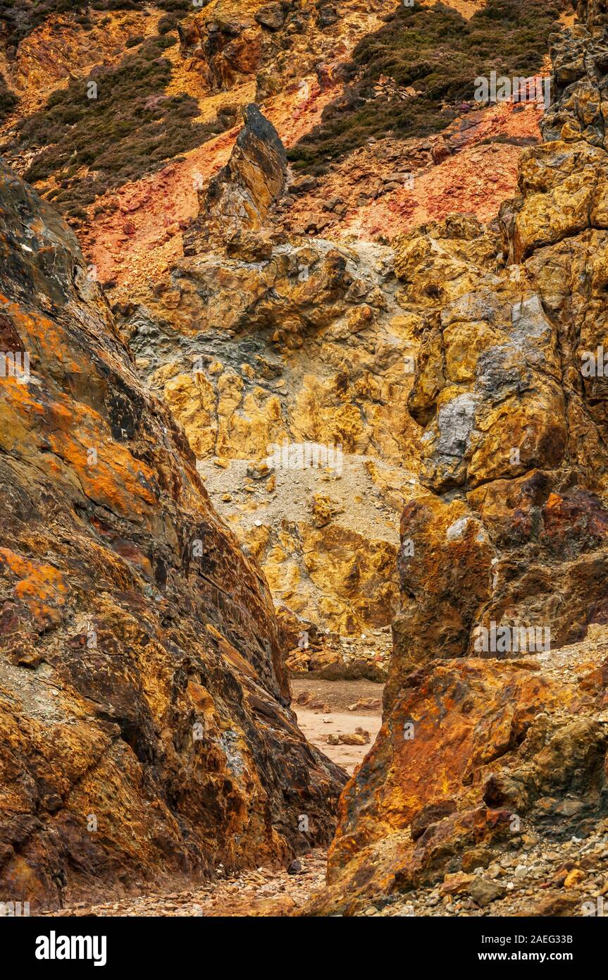 Blick durch zwei aufschlüsse an Parys Mountain Kupfermine Stockfoto