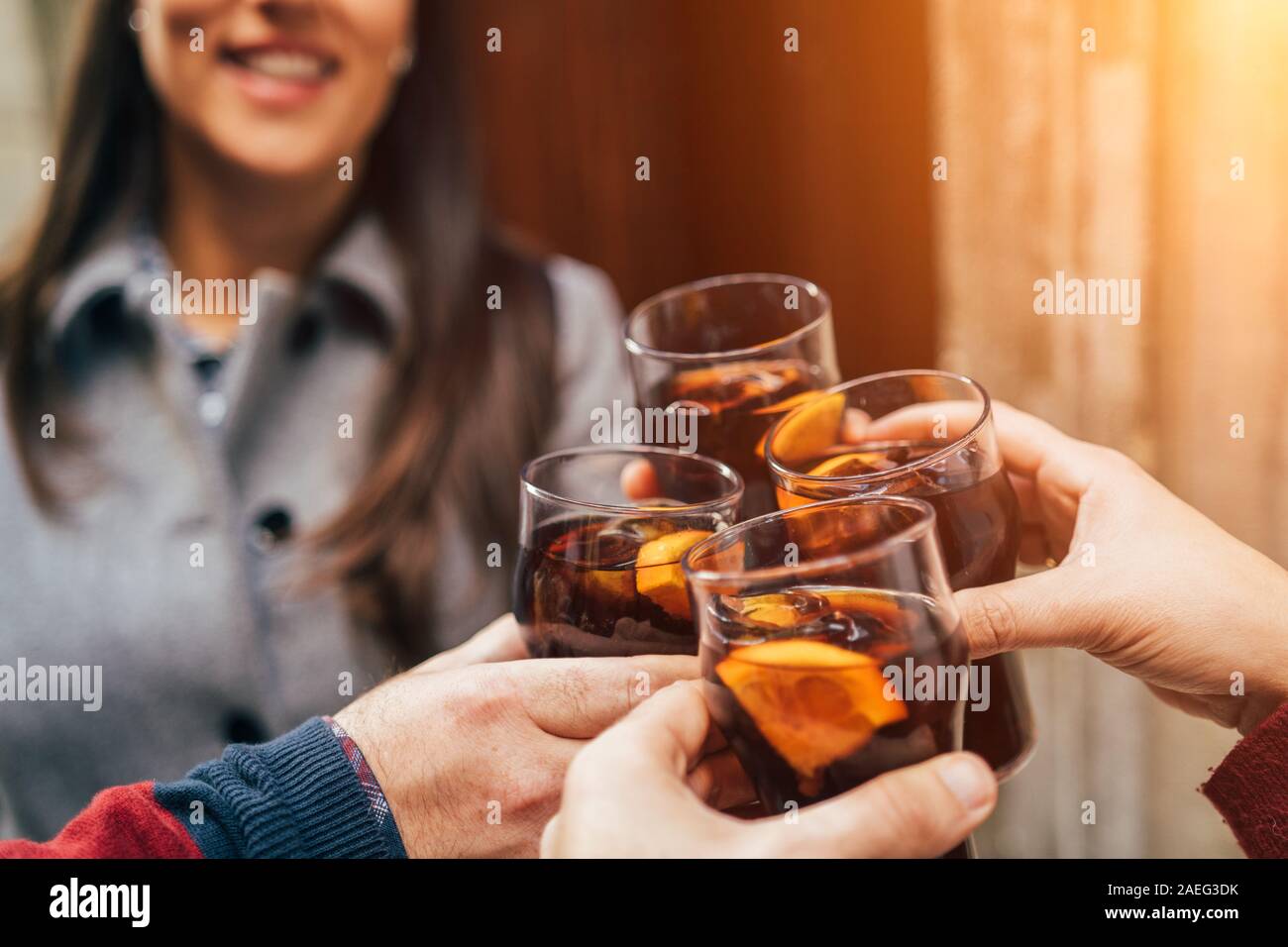 Prost! Eine Gruppe von Freunden ein wermutwein in bar oder Kneipe - junge Menschen die Hände Jubel an der Bar Restaurant - Freundschaft und Jugend Konzept - Warme vinta Stockfoto