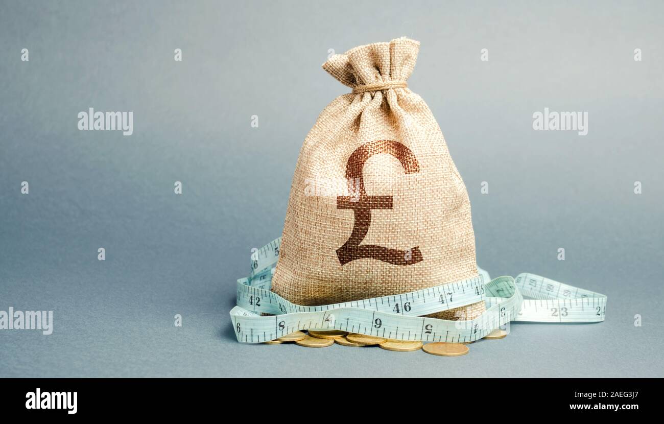 Geld beutel mit Maßband. Das Konzept der Verringerung der Gewinne. Begrenztes Budget. Unrentable Unternehmen. Der kapitalabfluss. Bericht und Finanzkrise. Niedrig Stockfoto