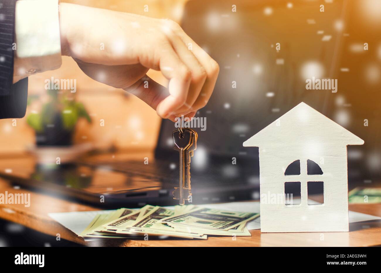 Miniatur Holz- Haus mit Schnee und Geschäftsmann. Immobilienmarkt im Winter. Günstige Angebote und Aktionen. Verkauf von Wohnungen. Weihnachten. Für das neue Jahr. Stockfoto