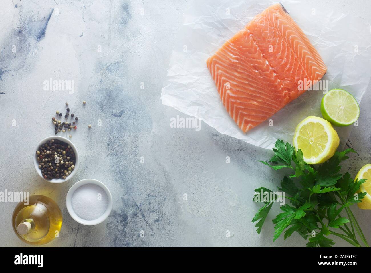 Rohes Lachsfilet mit Zutaten Stockfoto
