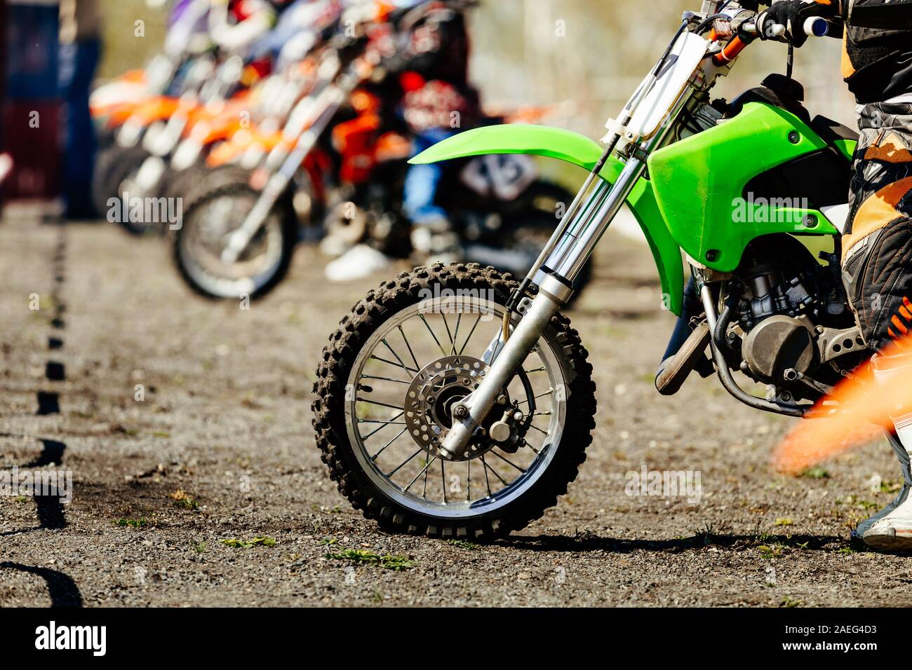 Start Gruppe motocross Racers auf Rennstrecke Stockfoto