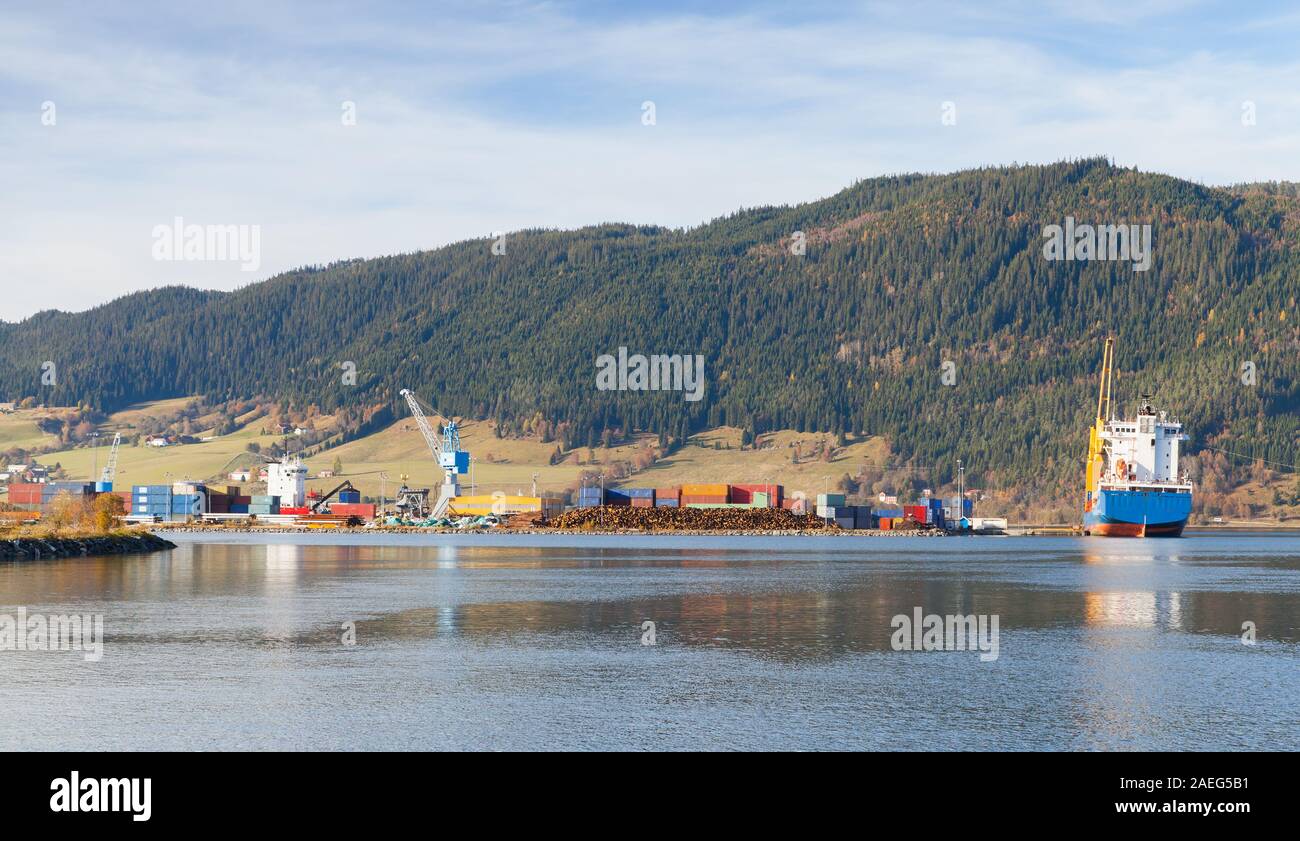 Küste norwegische Landschaft, Orkanger Hafen, Container Terminal, Norwegen Stockfoto