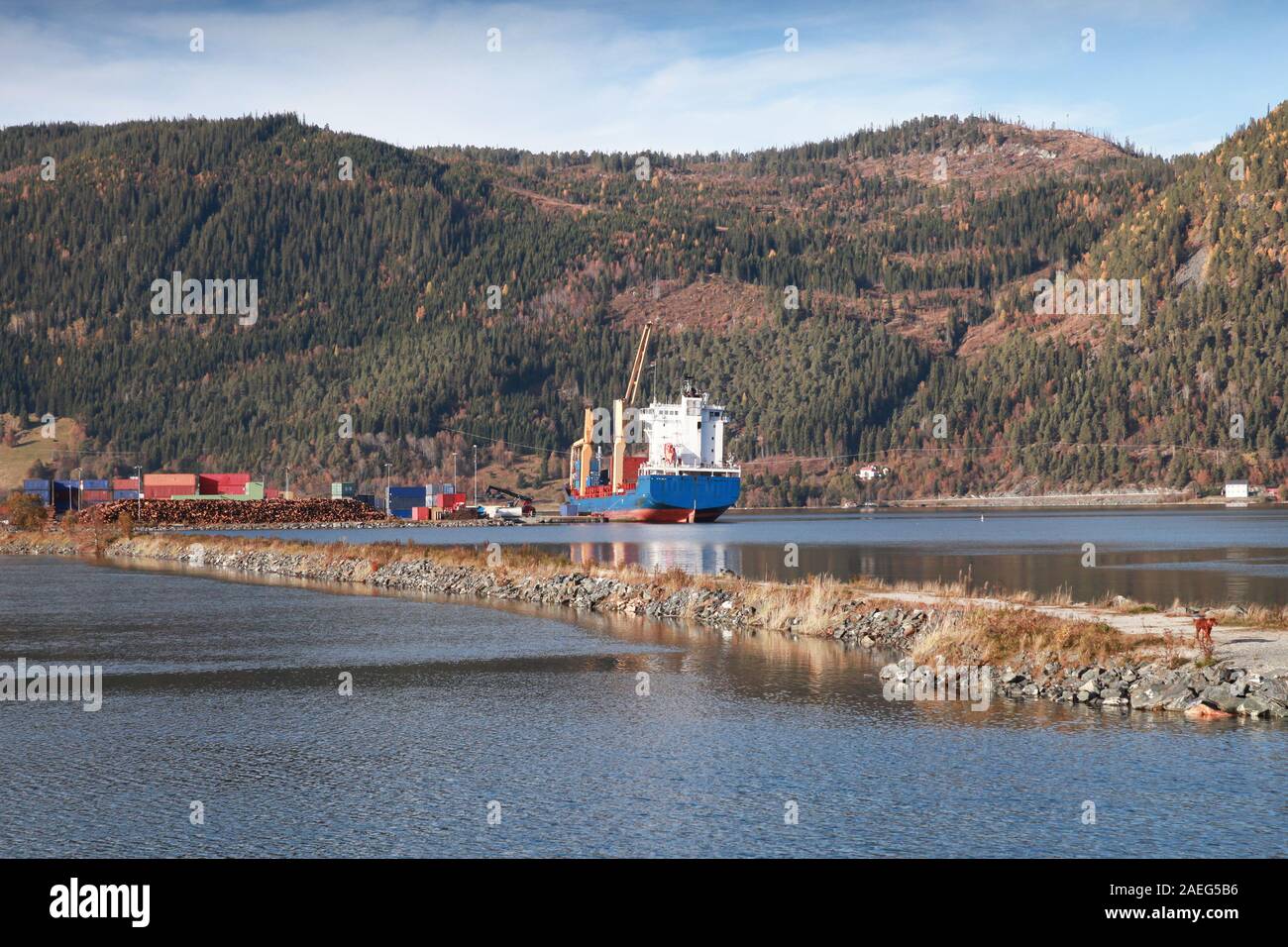 Orkanger Hafen, Container Terminal, Norwegen. Küstenlandschaft mit wellenbrecher Struktur Stockfoto