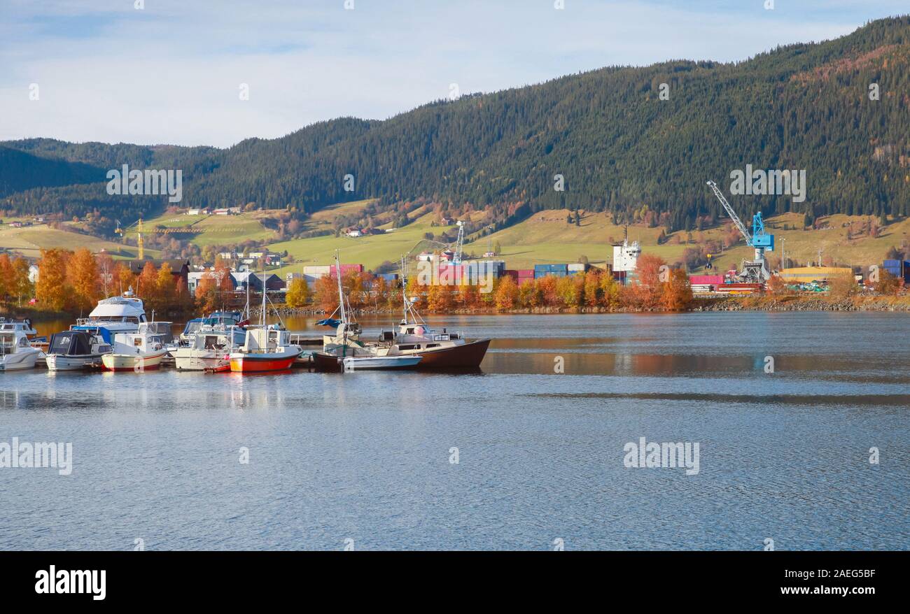 Orkanger port, Norwegen. Küstenlandschaft mit angelegten Boote Stockfoto