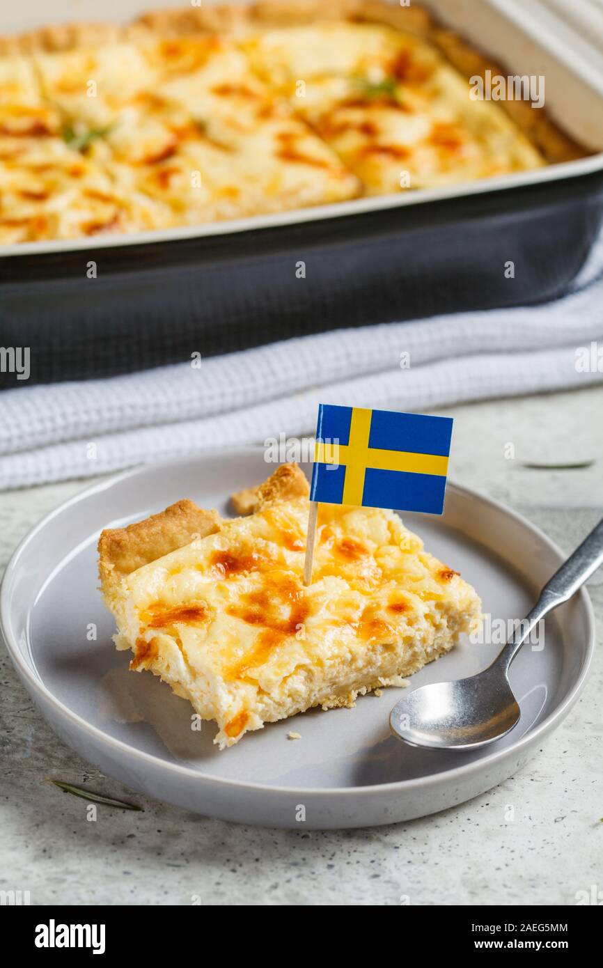 Schwedische traditionelle Käse torte in schwarz Ofenform, grauen Hintergrund. Schwedische Küche Konzept. Stockfoto