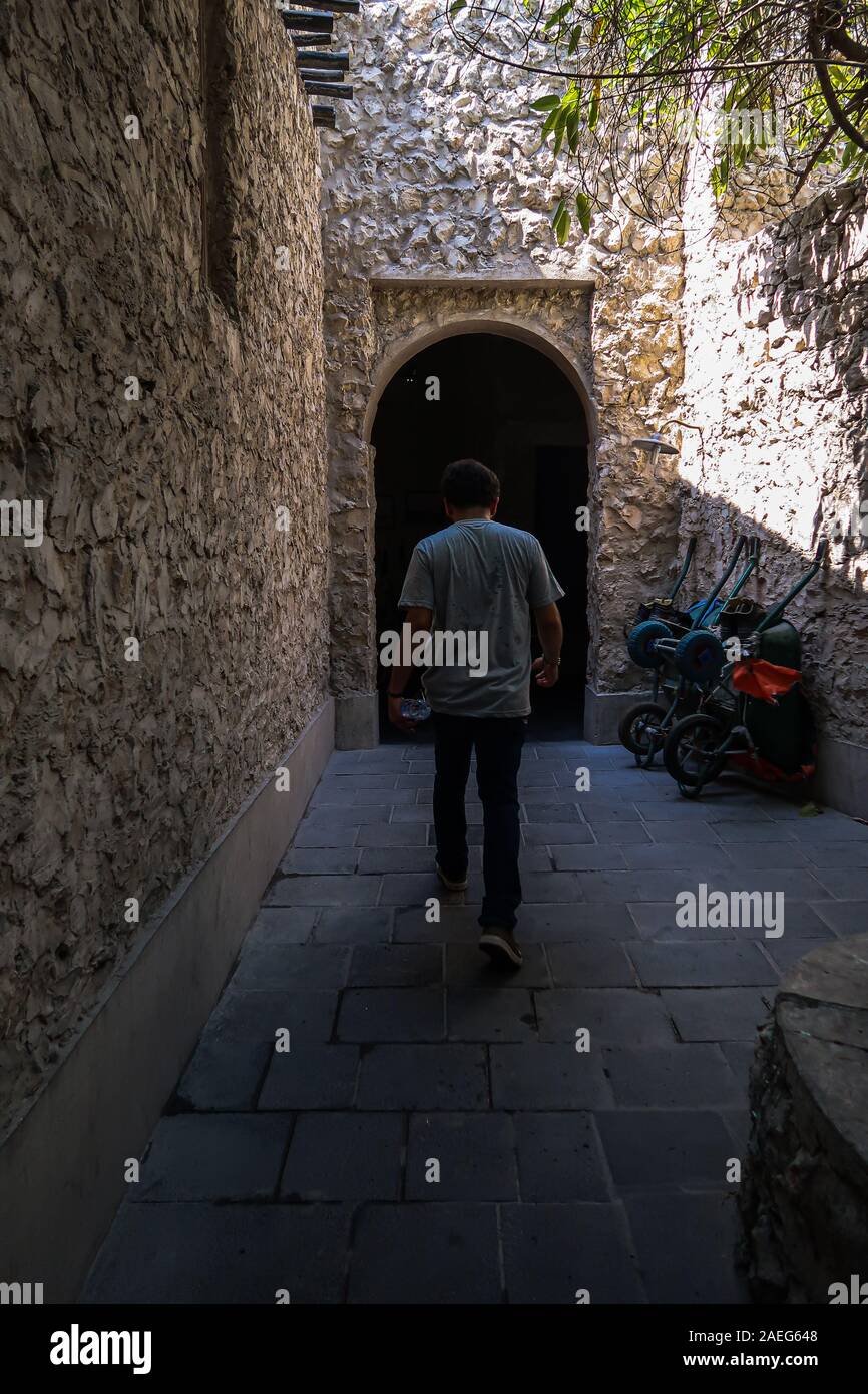 Mann Reinigung und Wandern in der Straße von Souq Waqif Stockfoto