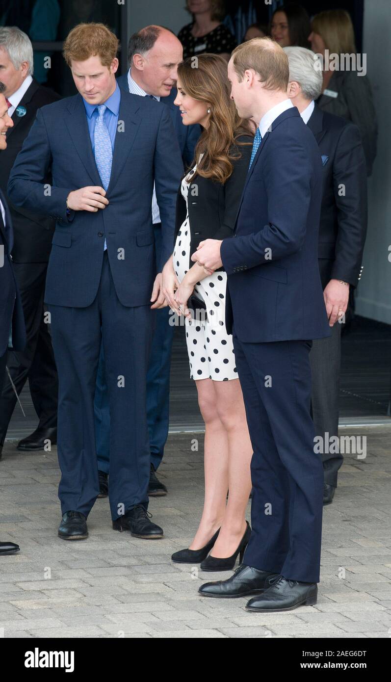 Herzog und Herzogin von Cambridge mit Prinz Harry an der Eröffnung der Warner Brothers Studios in Hertfordshire. Stockfoto