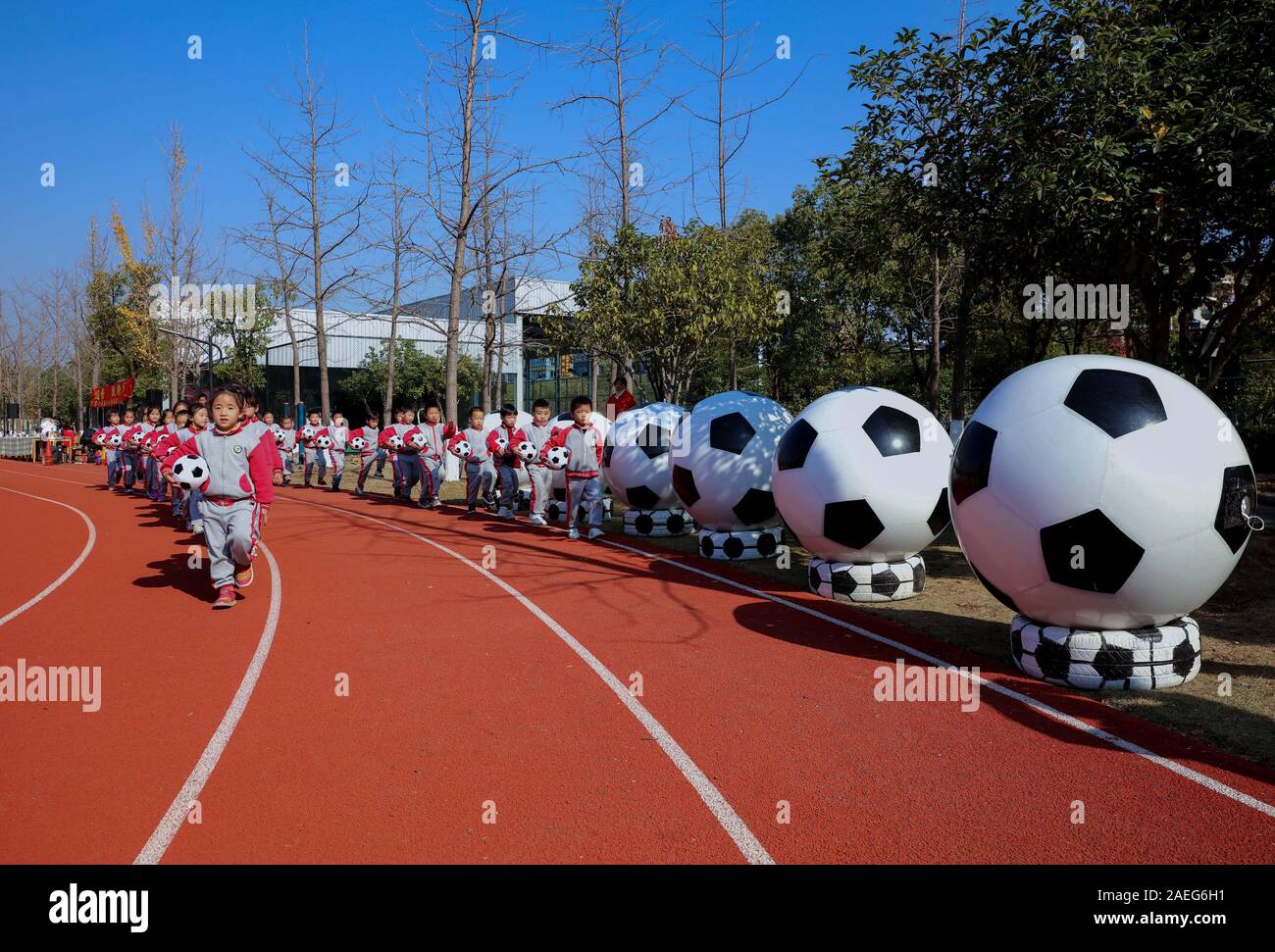 Changxing, China. 9 Dez, 2019. Studenten geben Sie den Spielplatz bei der Eröffnung eines Fußball-themed Aktivität in einem Kindergarten in Changxing County in der ostchinesischen Provinz Zhejiang, Dez. 9, 2019. Credit: Xu Yu/Xinhua/Alamy leben Nachrichten Stockfoto