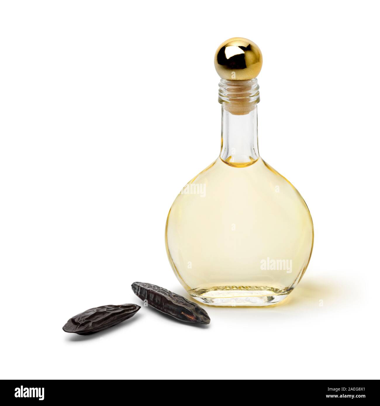 Flasche mit Parfüm mit dem Wesen der Tonkabohnen, isoliert auf weißem Hintergrund Stockfoto