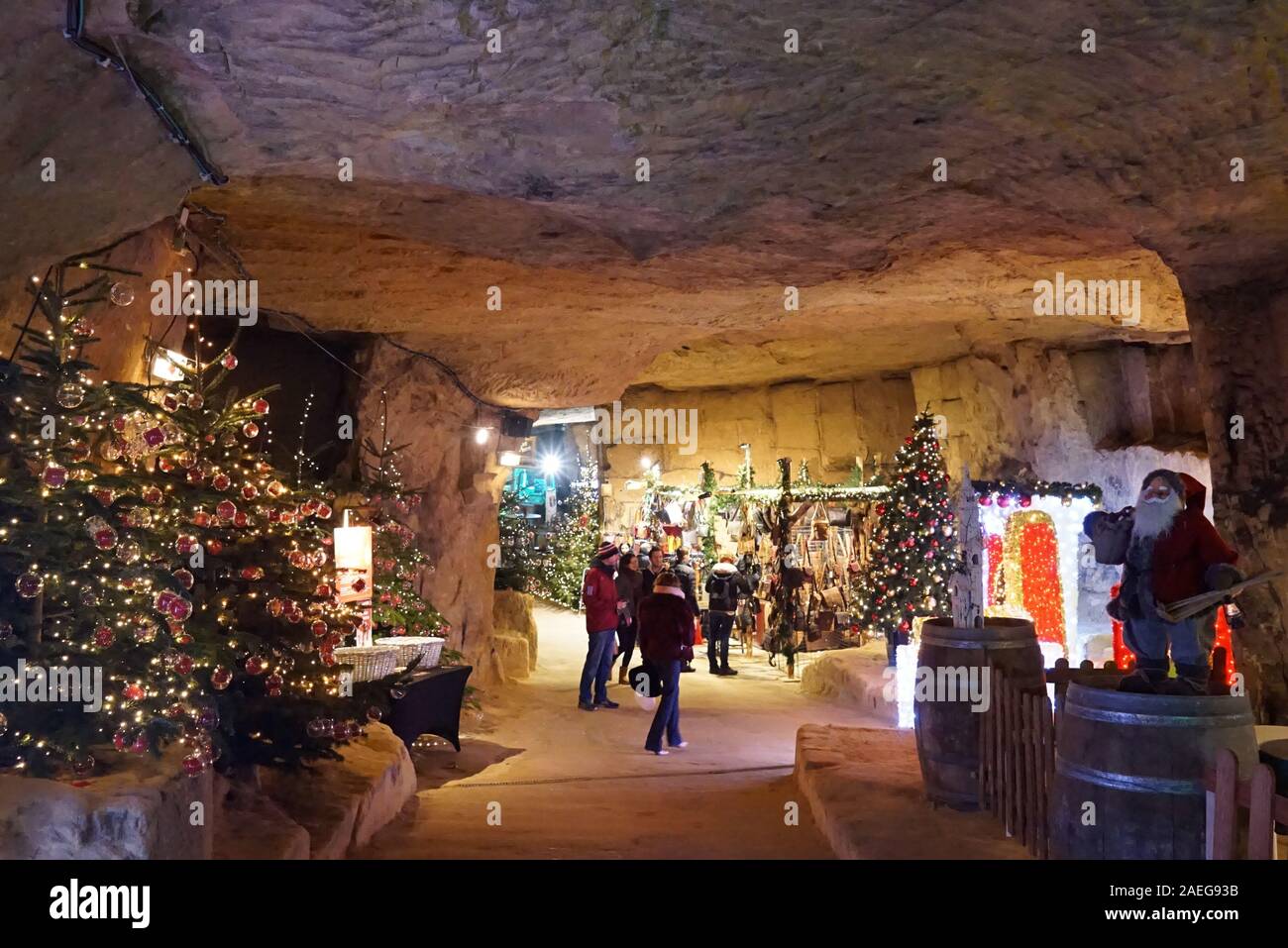 Valkenburg, Niederlande. 8 Dez, 2019. Menschen besuchen die 'Weihnachtsmarkt städtische Höhle', ein unterirdischer Weihnachtsmarkt Valkenburg, Niederlande, am 8. Dezember, 2019. Der Weihnachtsmarkt städtische Höhle ist in den Mergel Korridore der kommunalen Höhle in Valkenburg im Südosten der Niederlande statt. Der Markt dauert von Nov. 15 bis Dez. 29 in diesem Jahr. Credit: Lin Liping/Xinhua/Alamy leben Nachrichten Stockfoto