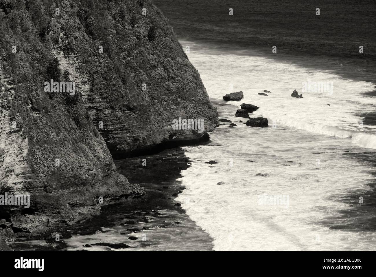Starke Wellen aktuelle Schlagen auf felsigen Klippen in Schwarz und Weiß künstlerischen Blick Stockfoto
