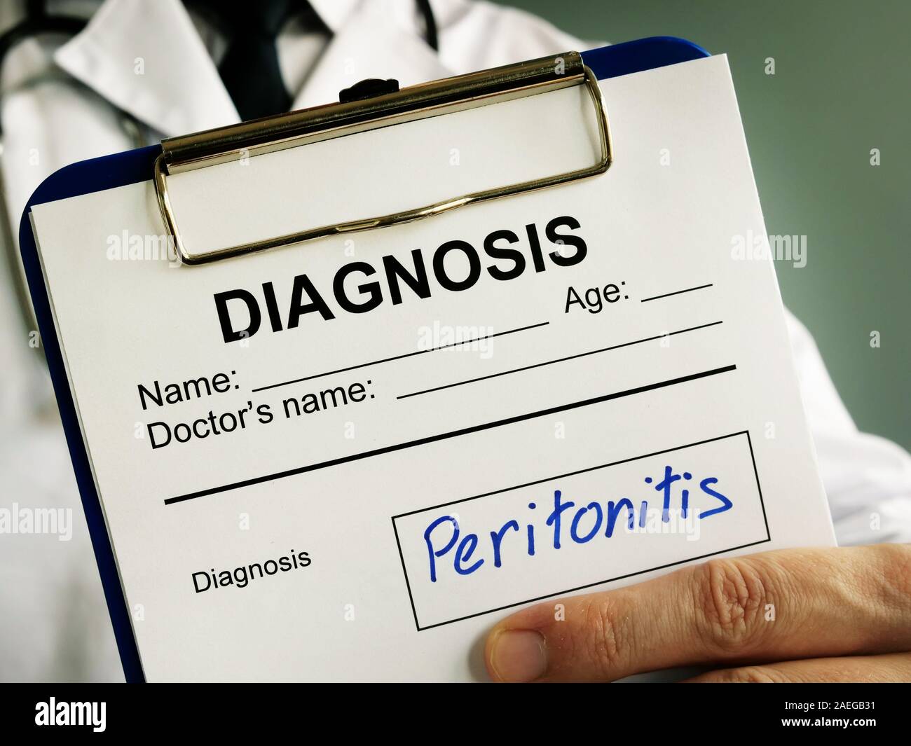 Peritonitis Diagnose. Arzt hält medizinische Dokumente. Stockfoto