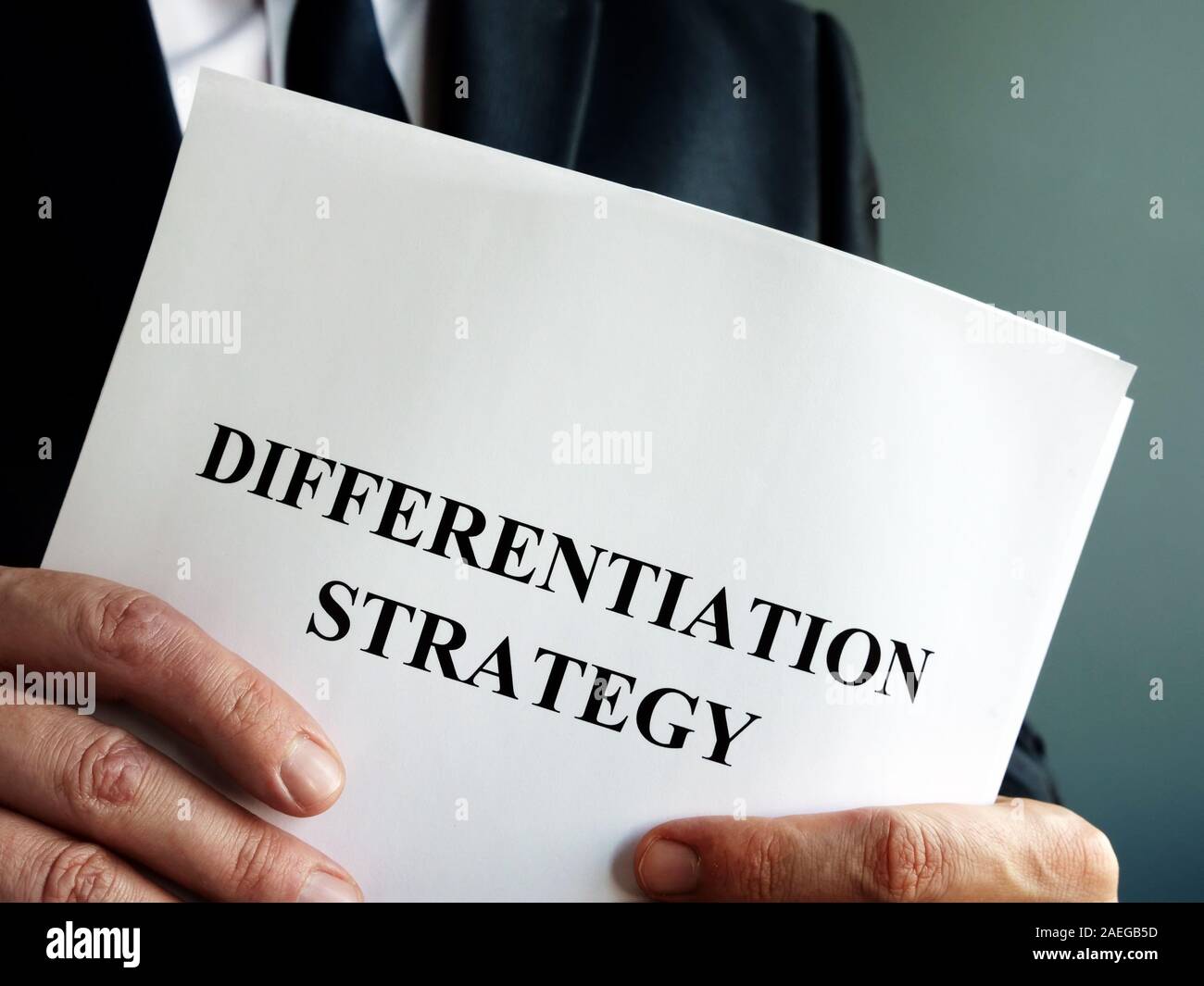 Unternehmer hält Differenzierungsstrategie und Geschäftspapiere. Stockfoto