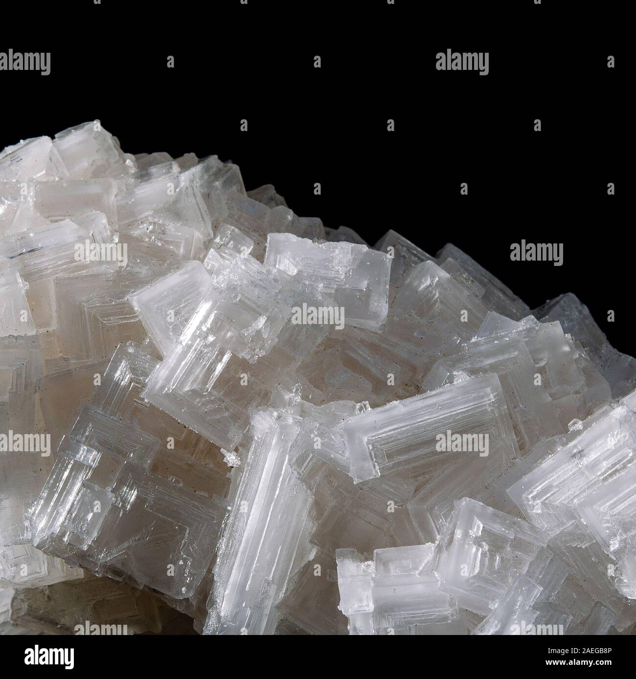 Natürliches Mineralwasser - kristallsalz Close-up auf schwarzem Hintergrund Stockfoto