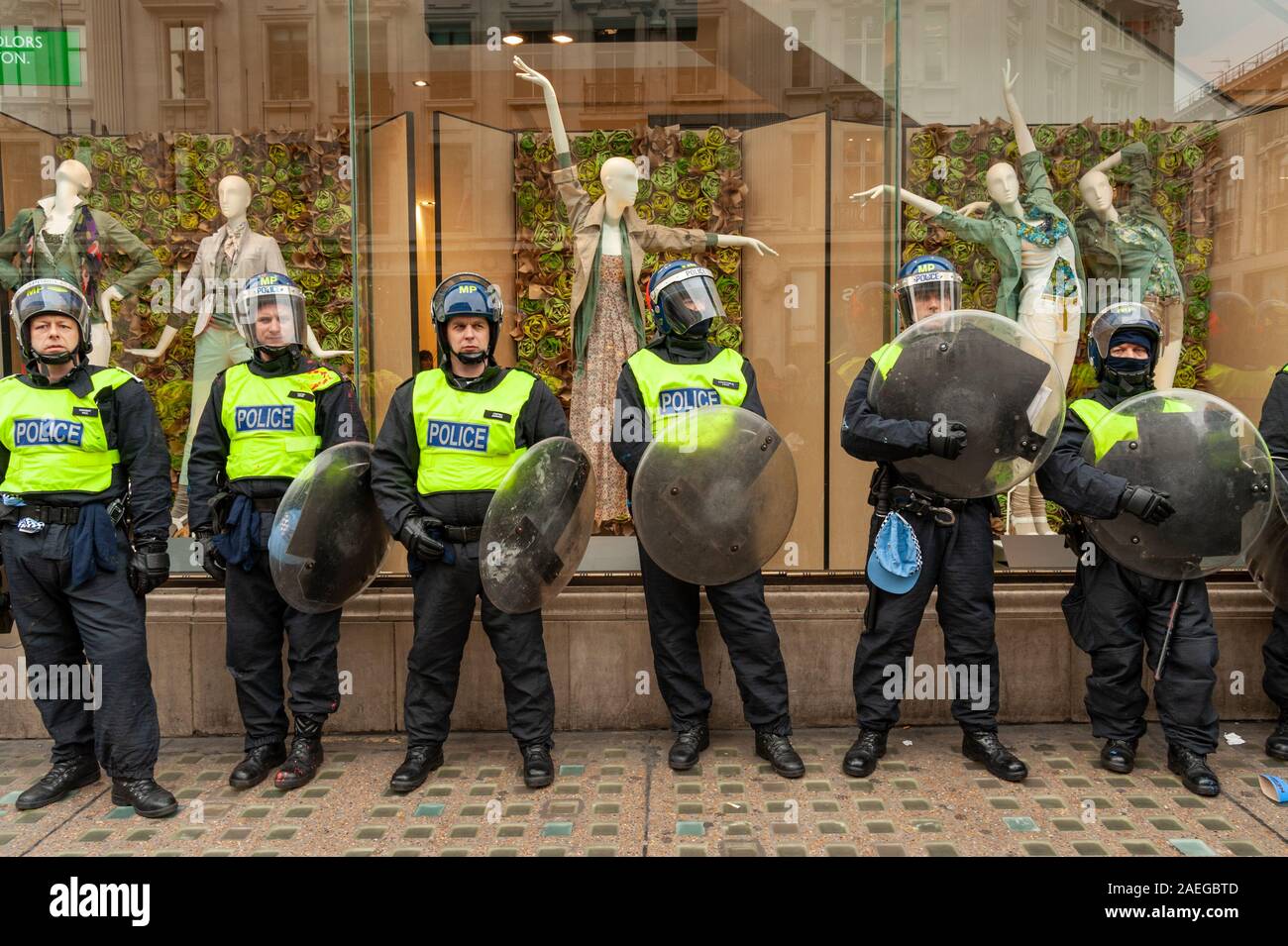 Linie der Bereitschaftspolizei schutz Central London shopfront während der Demonstration, Großbritannien Stockfoto