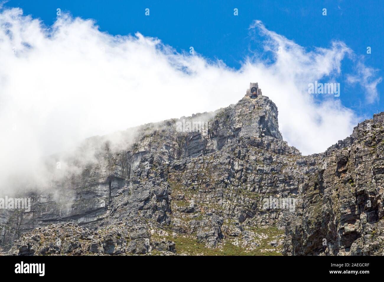 Blick auf die Bergstation der Tafelberg an einem windigen und bewölkten Tag, Kapstadt, Südafrika Stockfoto