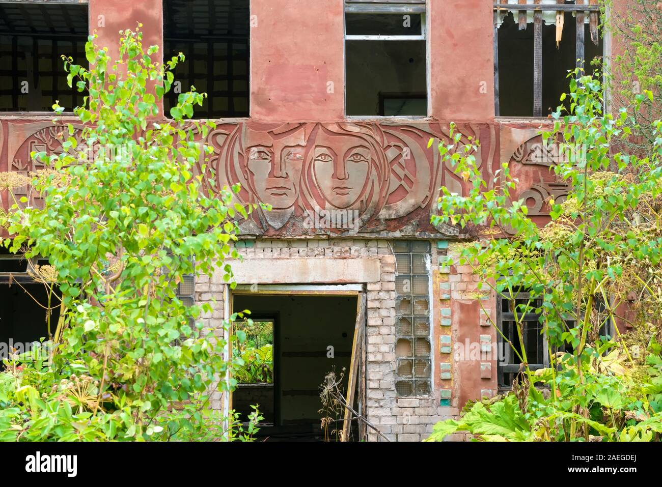 Eine alte verlassene sowjetischen Schule Gebäude mit Reliefs aus sowjetischen Symbole eingerichtet Stockfoto