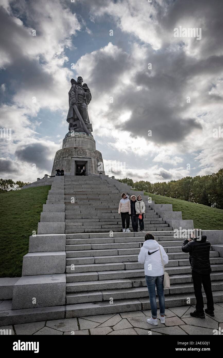 Eine Skulptur von Sergeant der Wachen Nikolai Masalov stehend auf ein zerbrochenes Hakenkreuz und halten ein deutsches Kind in der Sowjetischen Kriegerdenkmal, Treptower Park Stockfoto