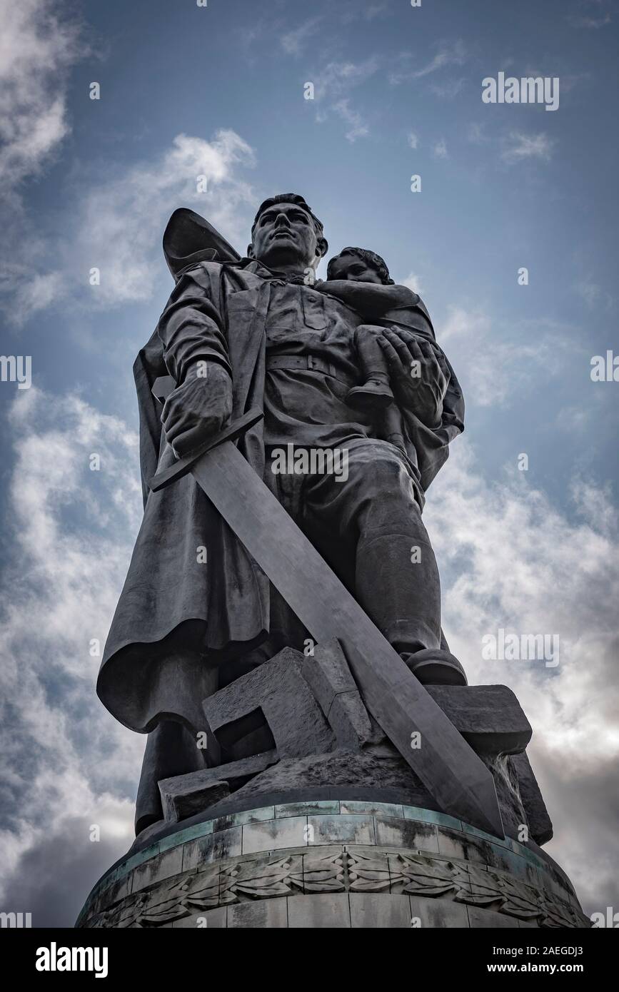Eine Skulptur von Sergeant der Wachen Nikolai Masalov stehend auf ein zerbrochenes Hakenkreuz und halten ein deutsches Kind in der Sowjetischen Kriegerdenkmal, Treptower Park Stockfoto