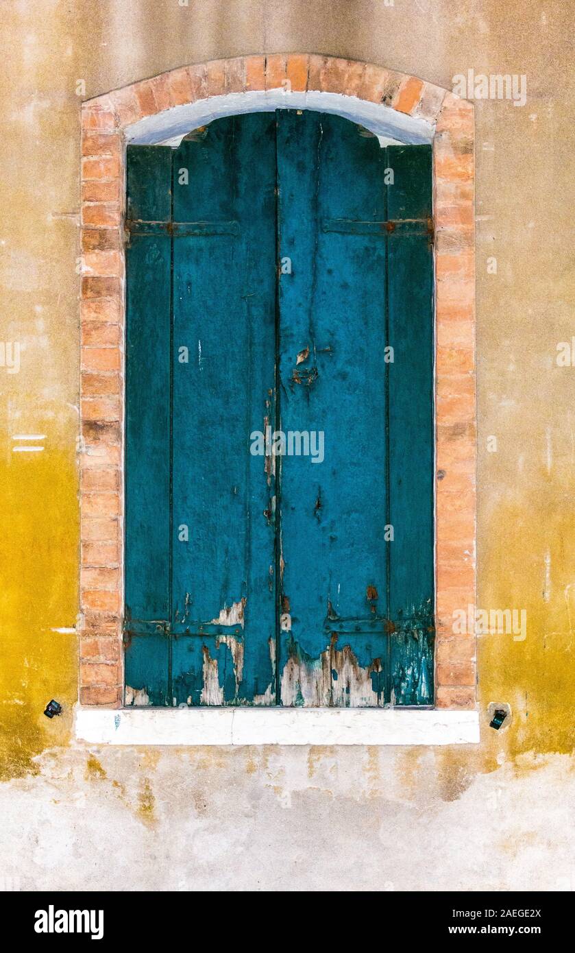 Venedig, Italien - 01.10.2018: Altes Fenster mit Fensterläden, Kunst Objekt Stockfoto