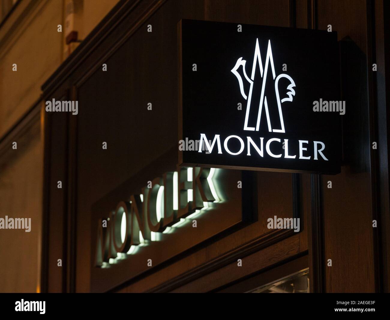 Wien, ÖSTERREICH - NOVEMBER 6, 2019: Moncler Logo vor Ihrer Boutique für  Wien. Moncler ist ein italienischer Mode Designer, Hersteller und retai  Stockfotografie - Alamy