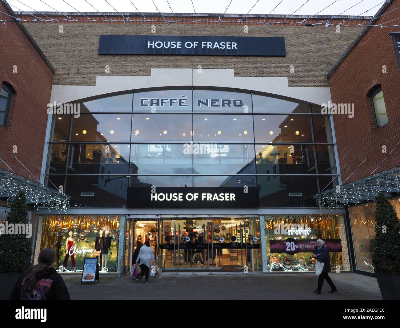 House of Fraser und Caffe Nero in Maidstone, Kent. Stockfoto