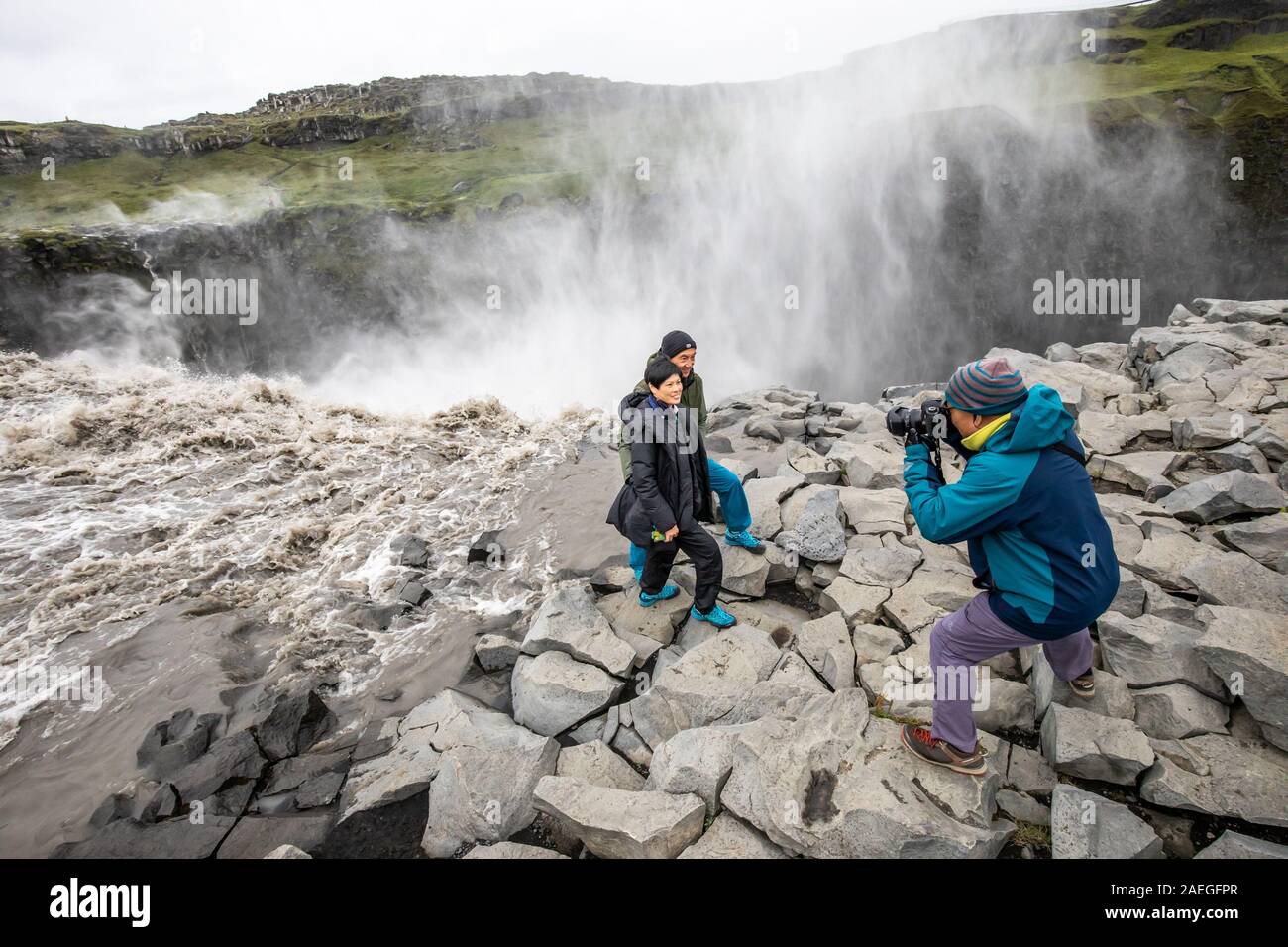 Chinesische Touristen am Wasserfall Dettifoss, den Vatnajökull National Park, Island Stockfoto