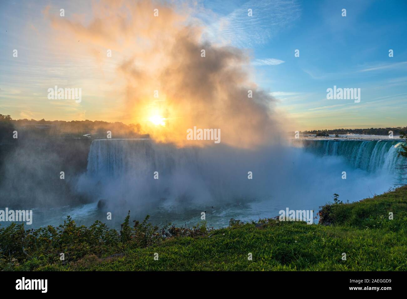 Niagara Falls ist eine Gruppe von drei Wasserfällen am südlichen Ende der Niagara Schlucht, zwischen der kanadischen Provinz Ontario und dem US-Bundesstaat New Yo Stockfoto