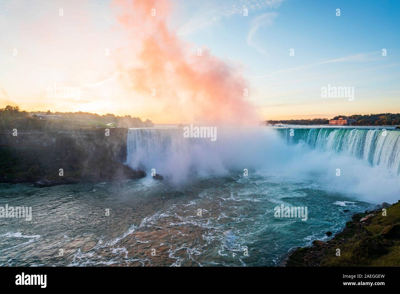 Niagara Falls ist eine Gruppe von drei Wasserfällen am südlichen Ende der Niagara Schlucht, zwischen der kanadischen Provinz Ontario und dem US-Bundesstaat New Yo Stockfoto