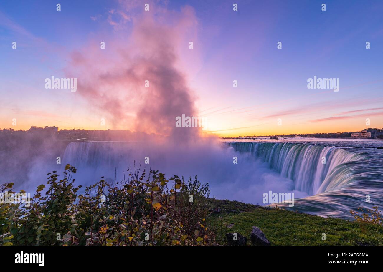 Niagara Falls ist eine Gruppe von drei Wasserfällen am südlichen Ende der Niagara Schlucht, zwischen der kanadischen Provinz Ontario und dem US-Bundesstaat New Yo Stockfoto