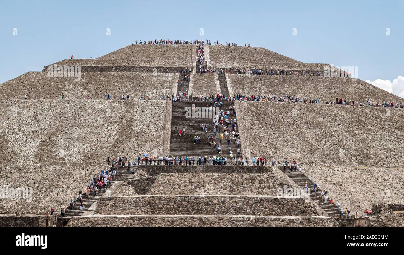 Masse der Touristen klettern die Pyramide der Sonne am Teotihuacan Archäologische Stätte liegt etwa 40 km von Mexiko Stadt. Stockfoto