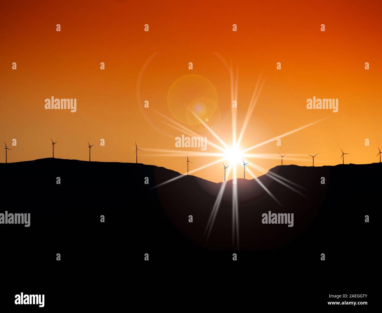 Windenergieanlagen auf einem Berg zurück lit von Sun Stockfoto
