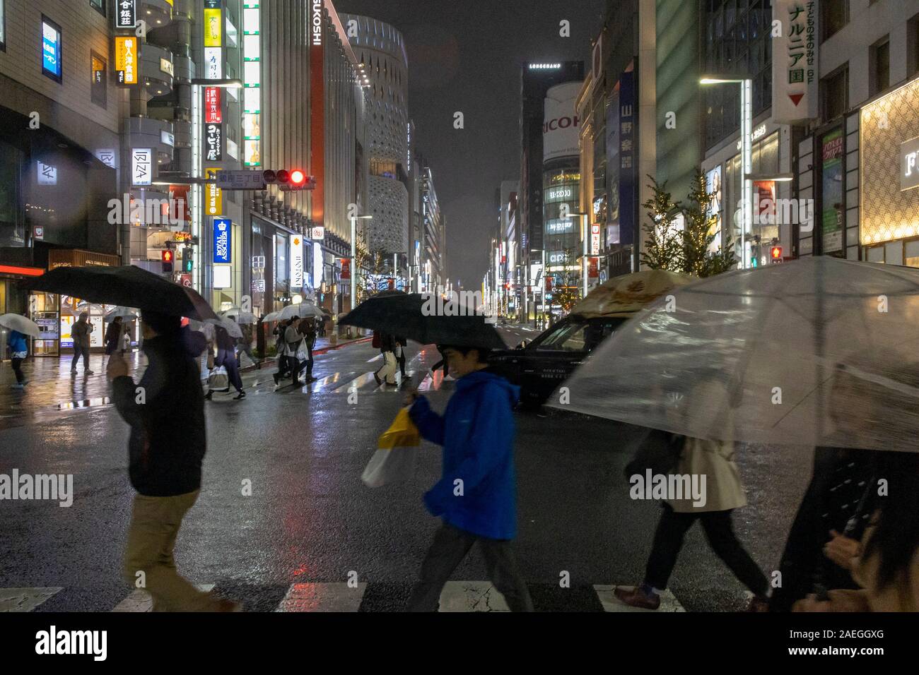 Blick auf die Stadt, Ginza Chuo, 3-Chome - 6, Tokyo, Japan, an regnerischen November Nacht Stockfoto