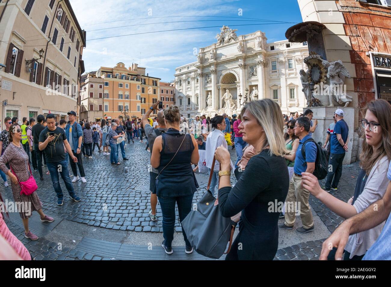 Rom, Italien, 03.Oktober, 2018: Trubel und Spaß rund um den Trevi-Brunnen in Rom Stockfoto