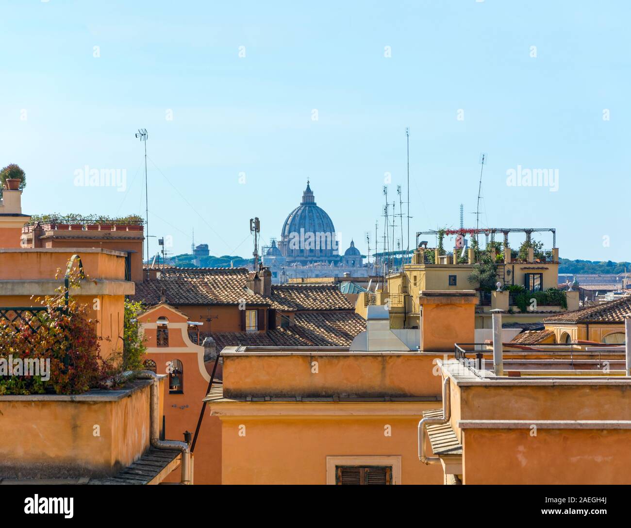 Rom, Italien, 03.Oktober, 2018: Blick auf die Kuppel von St. Peter's Cathedral unter den Dächern des antiken Rom Stockfoto