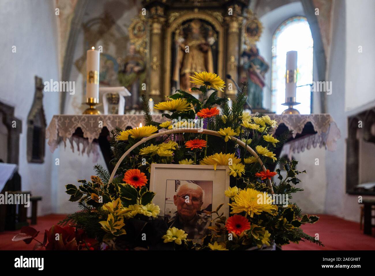 Laziste, Tschechische Republik. 07 Dez, 2019. Das Requiem in der verstorbenen Tschechischen anti-kommunistischen Kämpfer Josef Hasil, der König von Sumava, der half, Dutzende von Menschen überqueren die tschechoslowakische Grenze westwärts, gefeiert in einer lokalen Kirche in Laziste, Tschechien, Dezember 7, 2019 betitelte. Hasil starb in den Vereinigten Staaten, wo er lebte ab den 1950er Jahren, am 16. November im Alter von 95 Jahren. (Foto CTK/Vaclav Pancer) Stockfoto