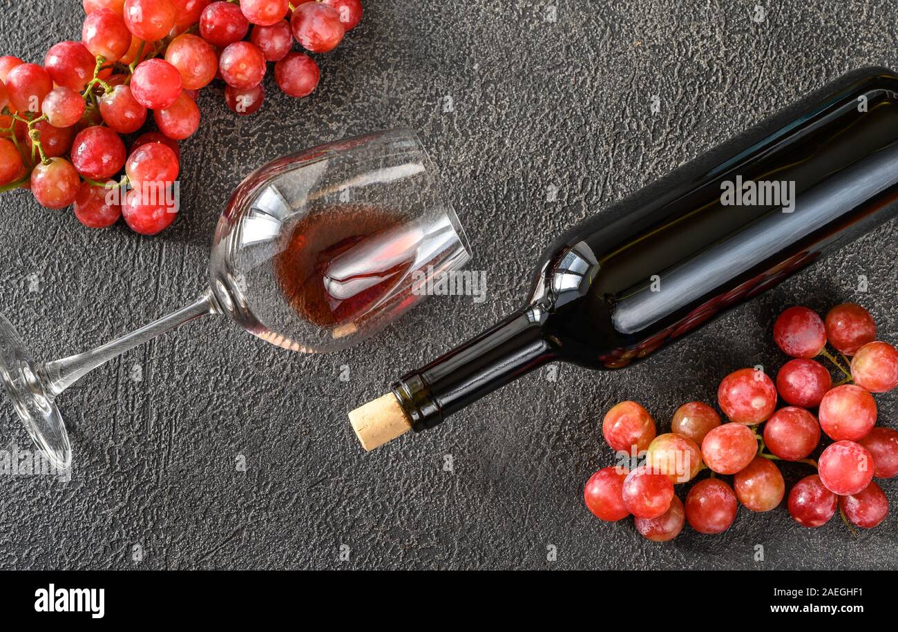 Was Bewirkt Rotwein Mit Eigelb Und Traubenzucker Rotweintrauben Hintergrund Stockfotos und -bilder Kaufen - Alamy