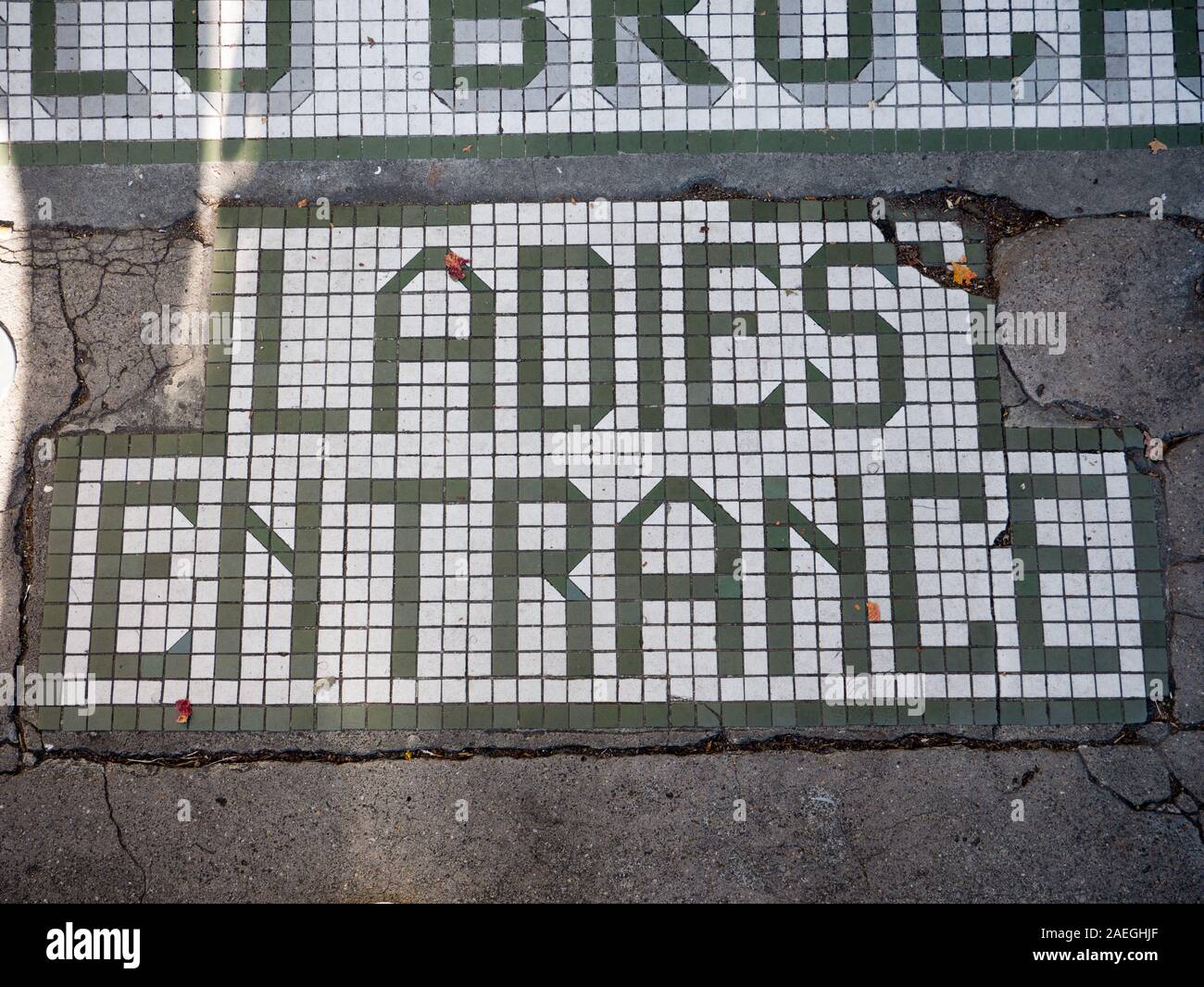 New Orleans, Louisianna, USA. Dezember 2019. Meine Damen Eingang auf dem Bürgersteig im Französischen Viertel von New Orleans. Stockfoto