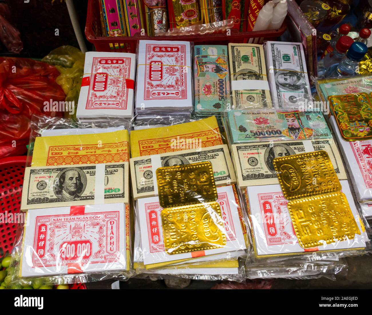 Gefälschte Papier Banknoten als religiöse Angebot, Street, Hanoi, Vietnam, Südostasien verwendet Stockfoto