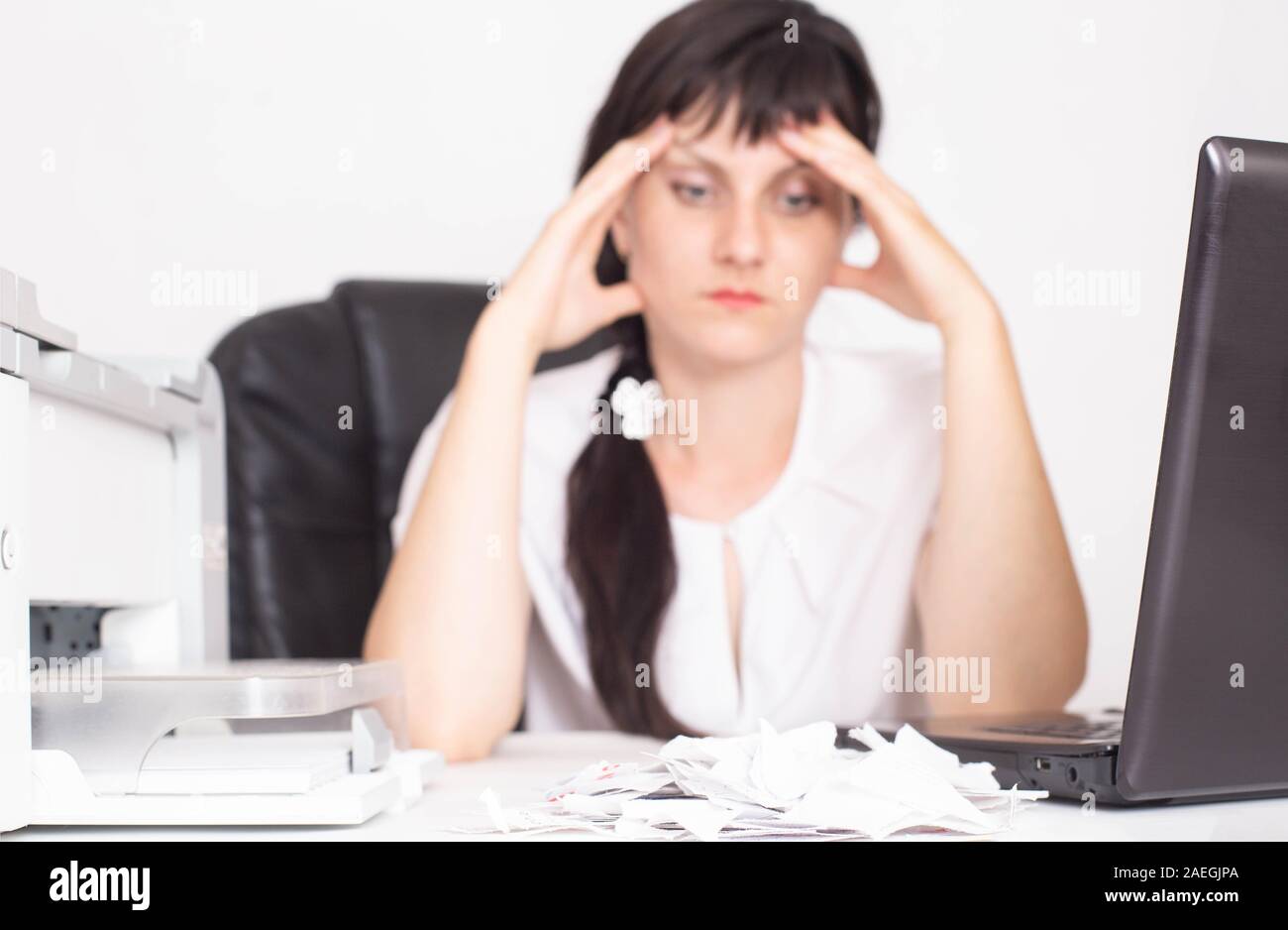 Schöne kaukasische Mädchen Büroangestellter hält Ihren Kopf. Das Konzept der emotionalen Burnout von Menschen, die im Büro, Depression, arbeiten Stockfoto